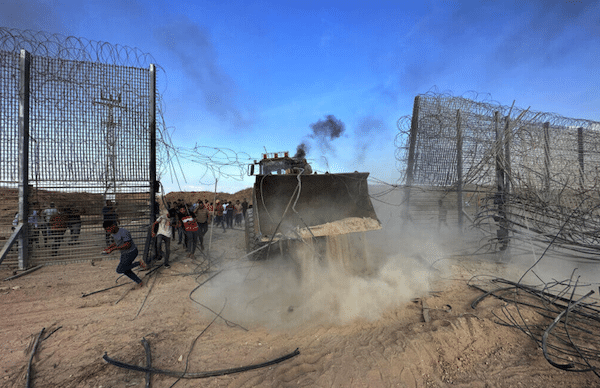 MR Online | PALESTINIANS BREAKING DOWN THE BORDER FENCE WITH ISRAEL FROM KHAN YUNIS IN THE SOUTHERN GAZA STRIP ON OCTOBER 7 2023 PHOTO STRINGERAPA IMAGES | MR Online